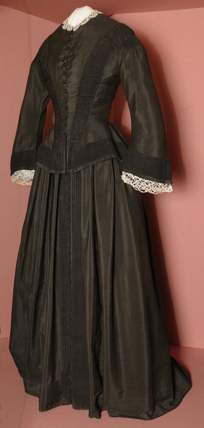 Florence Nightingales svart livstycke och matchande kjol, ca 1870 (svart siden) av English School