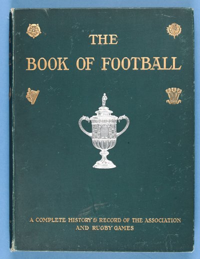 Framsidan av The Book of Football. En fullständig historia och uppteckning av förenings- och rugbyspelen 1905 av English School