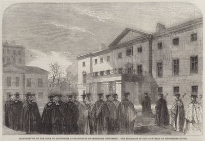 Invigning av hertigen av Devonshire som kansler vid Cambridge University, processionen på innergården till Devonshire House (gravyr) av English School