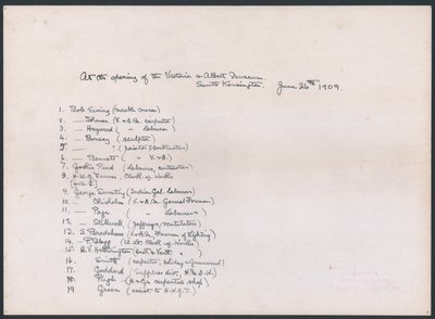Nyckel till ett foto av en grupp arbetare som presenterade adressen för kung Edward VII vid öppnandet av Victoria and Albert Museum (bläck på papper) av English School