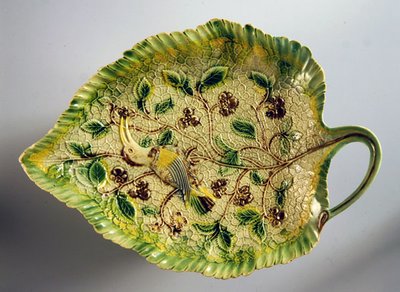 Bladformat fat dekorerat med vinrankor och exotiska fåglar, 1760-70 (keramik) av English School