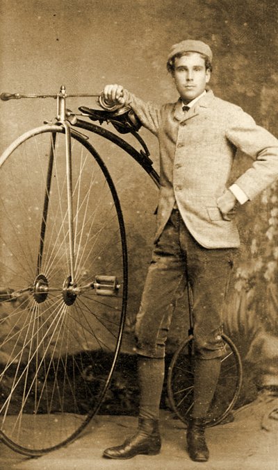 Man som står bredvid sin Penny-Farthing, ca 1890 (s/v foto) av English School