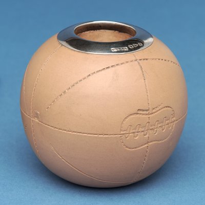 Tändstickshållare i form av en fotboll, Doulton & Co., Lambeth (keramik) av English School