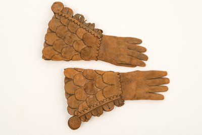 Pansarhandskar för män, c.1600-50 (tungt buff läder) av English School