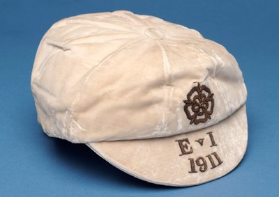 Officiell Englandsmössa, 1911 (sammet med guldfläta) av English School