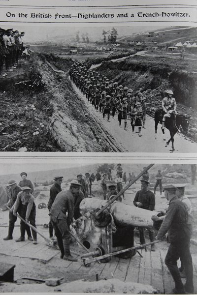På den brittiska fronten - Highlanders and a Trench Howitzer, 1914-18 av English School