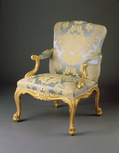 En från en uppsättning av fyra George III-fåtöljer, ca 1765 (snidat förgyllt trä och klädsel) av English School