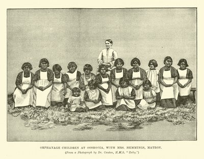 Barnhemsbarn på Ooshooia, med fru Hemmings, matron av English School