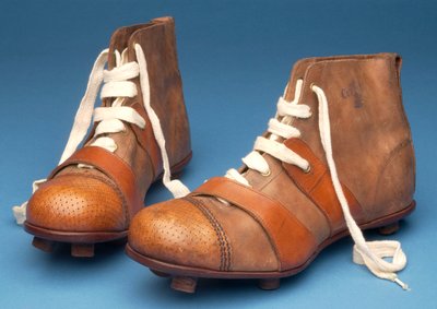 Par Cup Final specialstövlar med flätmönster stämplade på tårna, c.1910 (läder) av English School