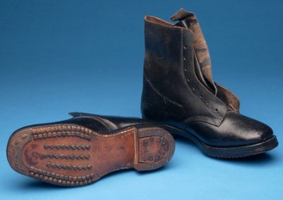 Ett par Holdfast Miners Boots, tidigt 1900-tal (läder) av English School