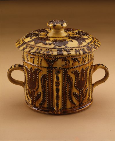 Posset gryta med lock, 1711 (slipware) av English School