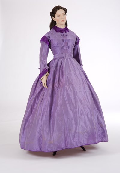 Lila dagklänning, 1860-tal (randig sidentaft) av English School
