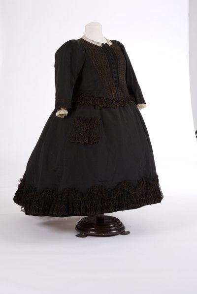 Queen Victorias klänning, 1890-tal (silke och nät) av English School