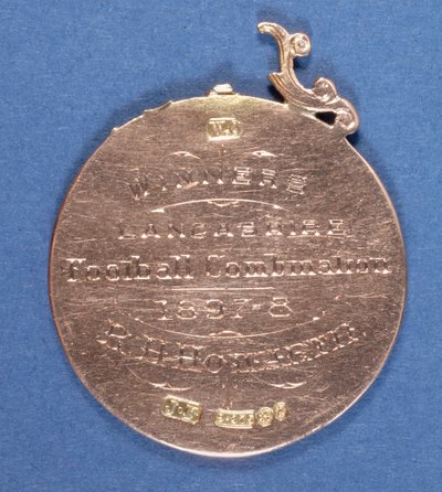 Baksidan av en Preston North End Football Club-medalj, 1897-98 (metall) (se även 315000) av English School