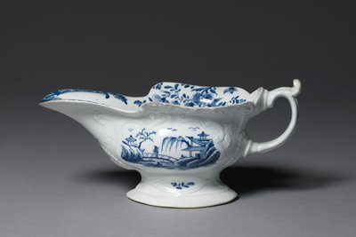Såsbåt, möjligen tillverkad av Worcester Porcelain Factory eller Bristol Porcelain Factory, ca 1752 av English School