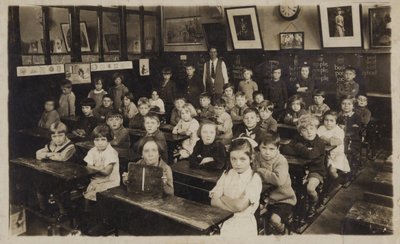 Skolbarn i sitt klassrum (svartvitt foto) av English School