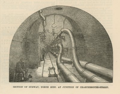 Sektion av tunnelbanan, norra sidan, vid korsningen av Charterhouse Street av English School