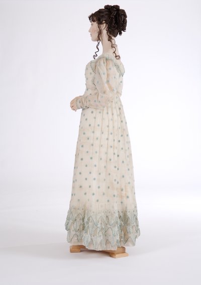 Sidovy av en dagklänning, ca 1815 (bomullsmuslin broderad med blå ull) av English School