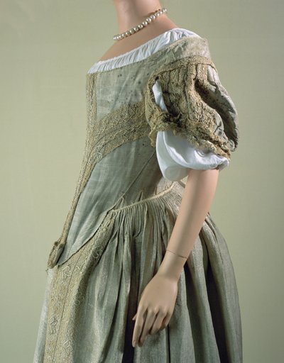 Silvervävnadsklänning, 1660-tal (silke, spets och silvermetalltråd) av English School