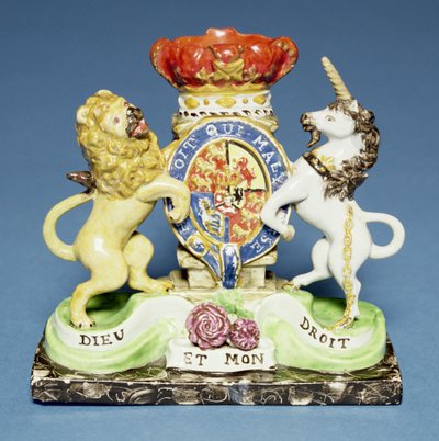 Spillvas, i form av Royal Arms på en sockel i svart marmor, Walton av English School