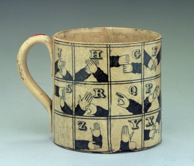 Staffordshire-mugg föreställande alfabetet på teckenspråk, ca 1820 (lergods) av English School
