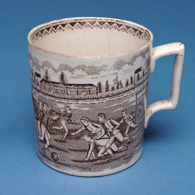 Staffordshire pintmugg med sepiaöverföring av en fotbollsmatch (keramik) av English School