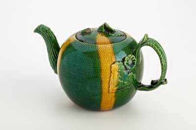 Staffordshire tekanna med crabstock-handtag och pip, 1750 (blyglaserat lergods) av English School