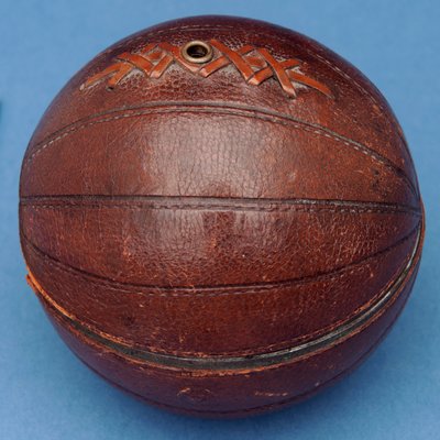 Stringdispenser i form av en fotboll (läder) av English School
