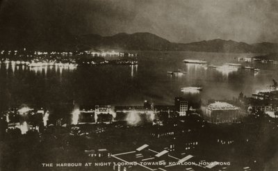 Hamnen på natten med utsikt mot Kowloon, Hong Kong, från ett album med fotografier relaterade till tjänsten för Pte H. Chick, 1940 av English School