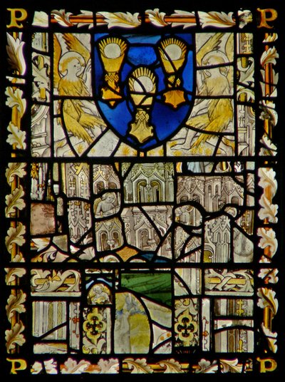 Östra fönstret föreställande en sköld med emblem av sakramentet; fragment av baldakin med figurer av English School