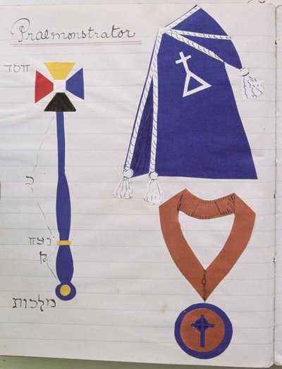Klädseln (med ordenssymbolen) och regalierna av instruktören (praemonstratorn) av den hermetiska orden av den gyllene gryningen, ca 1895 (collage) (se även 212684) av English School