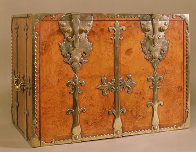 Resande sekreterare med fästen i förgylld brons, ca 1700 (valnöt) av English School