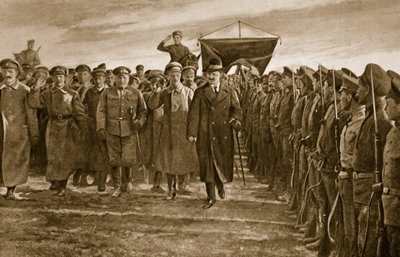 Trotskij, Rysslands bolsjevismkommissarie för krig, inspekterade ett regemente av Letts, som utgjorde eliten av Röda armén, 1914-19 av English School