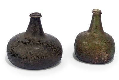 Två gröna "lök" vinflaskor, c.1700 av English School