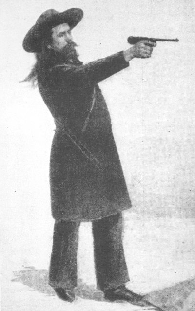 William F. Cody (Buffalo Bill) med sin nya pistol av English School