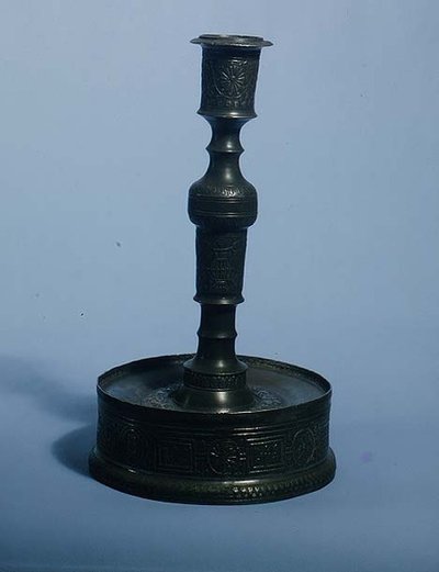 William Grainger ljusstake med reliefgjuten dekoration, daterad 1616 (tenn) av English School