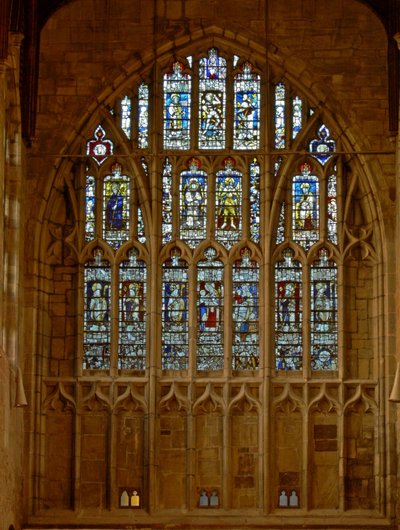 Fenster mit Blick auf die Westfassade der Kirche mit neu eingesetzten Figuren von Heiligen und Mitgliedern der Engelshierarchie von English School