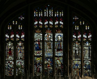 Fönster som visar östfönstret i Beauchamp-kapellet; det vandaliserades av puritanerna 1643, men har restaurerats mycket skickligt, med vissa figurer som återskapats från fragment. Man av English School
