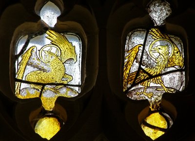 Fönster n2 som visar evangelistsymboler - St Lukes tjuren och St Johns eagle av English School