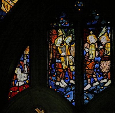 Fenster s1 mit musizierenden Engeln mit Harfen und Crwth (walisische Fiedel) von English School