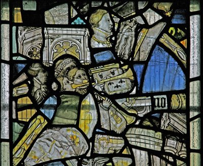 Window s3 som visar detaljer inkluderar trumpetare, fragment från en korsfästelsesscen, huvuden och arkitektoniska detaljer av English School