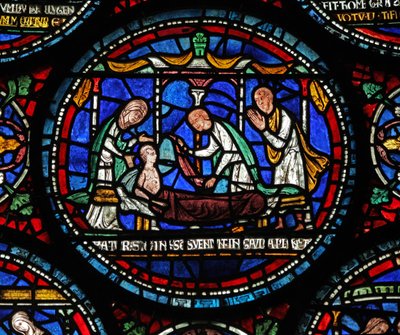Fönster s6 som visar en scen från ett St Thomas Becket Miracle-fönster: Cicely of Plumstead(?) sitter uppe på sin bår av English School