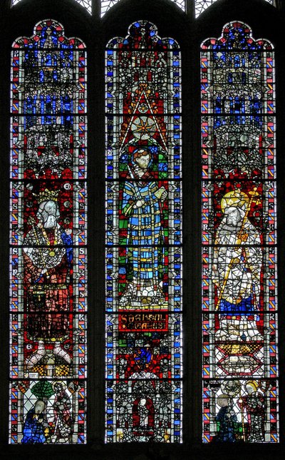 Fenster w4, St. Eduard der Bekenner, St. Vinzenz, St. Petrus darstellend von English School