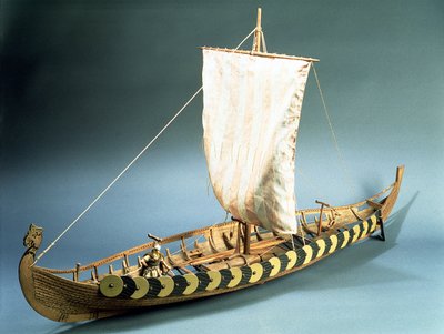 Riggad modell av ett vikingaskepp hittat i Gokstad, Norge 1880 (trä) av English School English School