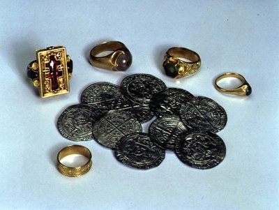 Ringar från Thame Hoard och tio silvergryn hittade i Themsen, slutdatum 1457 av English School English School