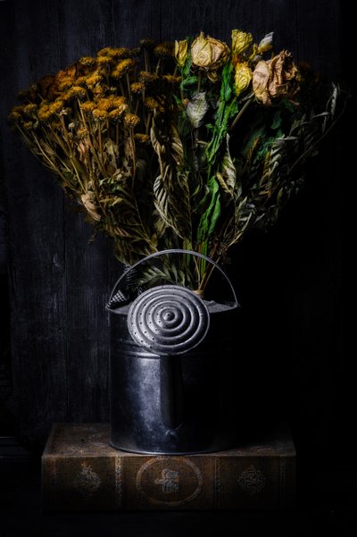 Stämningsfullt blomsterstilleben av Enrico Sottocorna