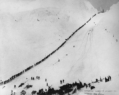 Packers som tar sig upp på toppen av Chilkoot Pass, från "One Man