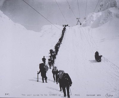 Den sista klättringen till toppmötet i Chilcoot Pass på gränsen mellan Kanada och USA av Eric A. Hegg