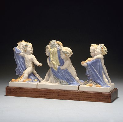 Figurgrupp i tre delar på sockel av Eric Bradbury