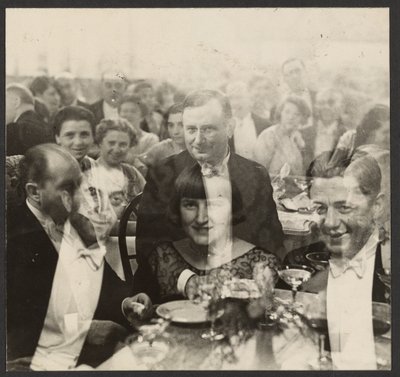 [Dubbelexponering av en grupp människor på en bankett] av Erich Salomon